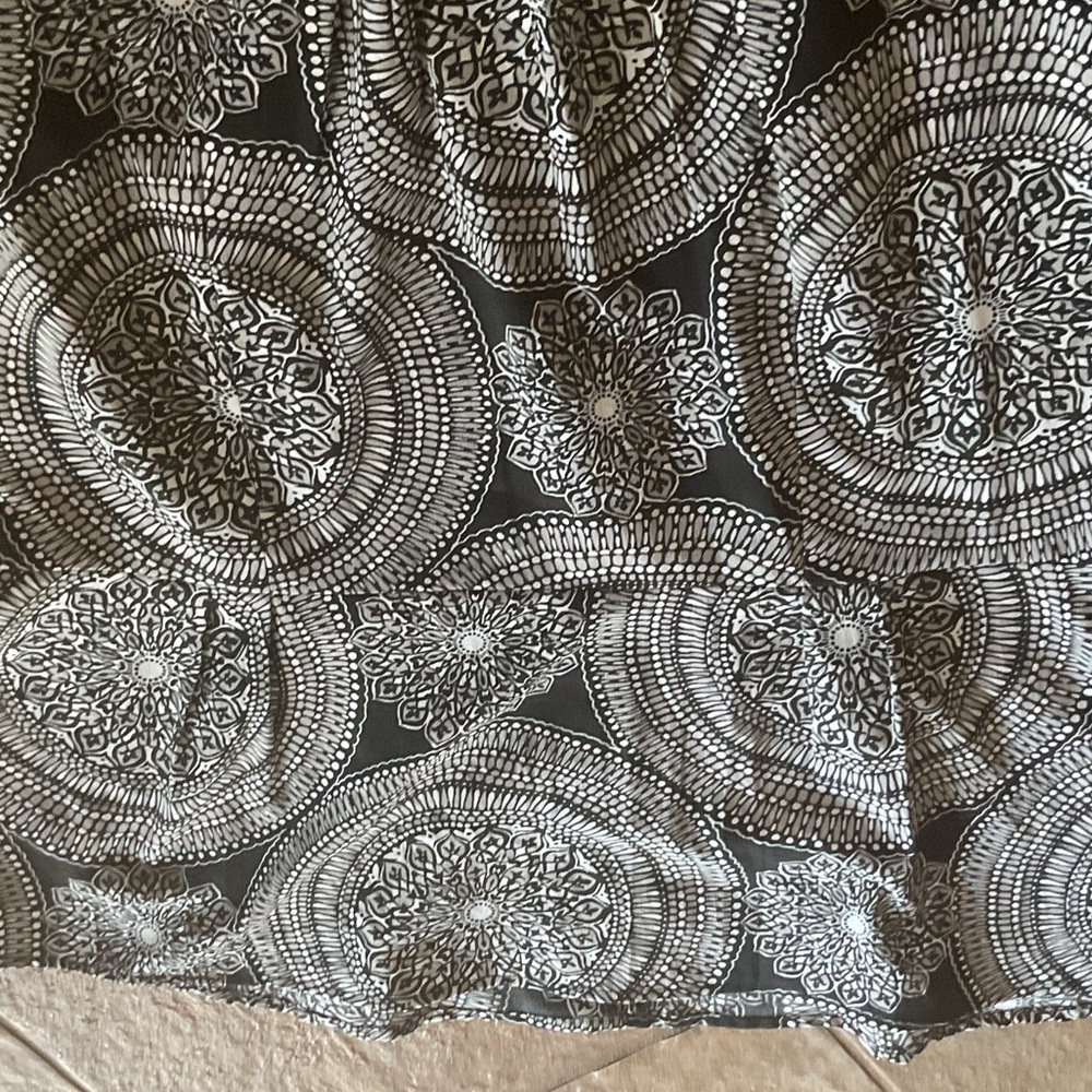 Banana Republic Black and White Mandala Blouse w zipper in back size 14 - Picture 4 of 4